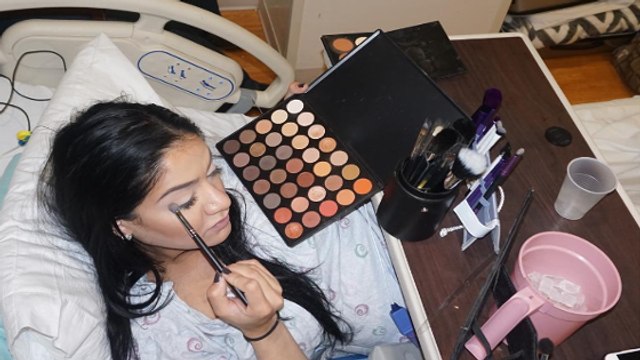 Elle scandalise les internautes en se maquillant au mauvais moment