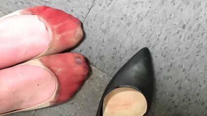 Cette serveuse crée la polémique en publiant la photo de ses pieds en sang au travail