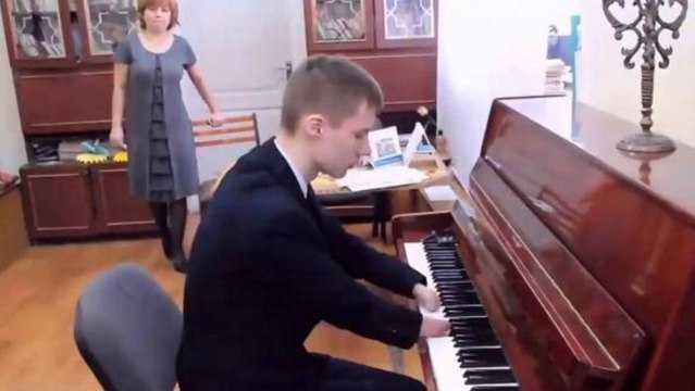 Né sans mains et adopté à l'âge de 12 ans, Alexey Romanov joue du piano comme personne