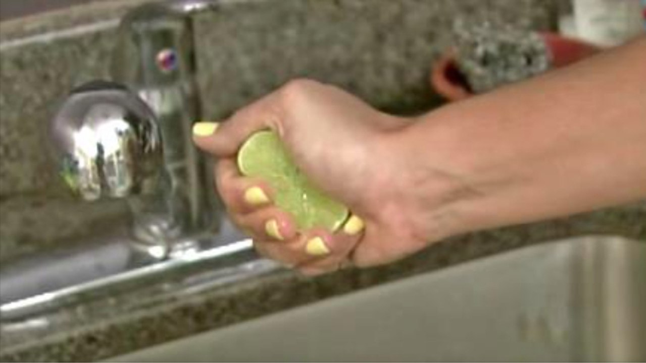 Elle presse un citron, sort dehors en plein soleil et en un rien de temps, elle se retrouve aux urgences !