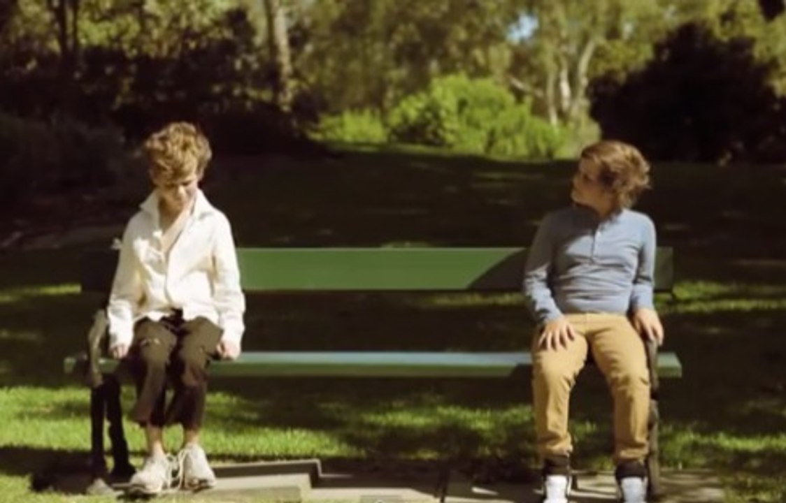 Un enfant pauvre et un enfant riche se rencontrent sur un banc, regardez cette leçon de vie !