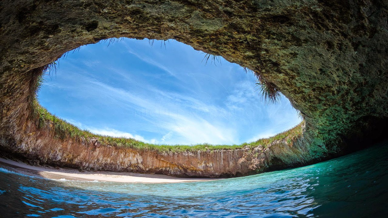 Mexique : aux îles Marieta, une plage cachée dans une grotte à ciel ouvert