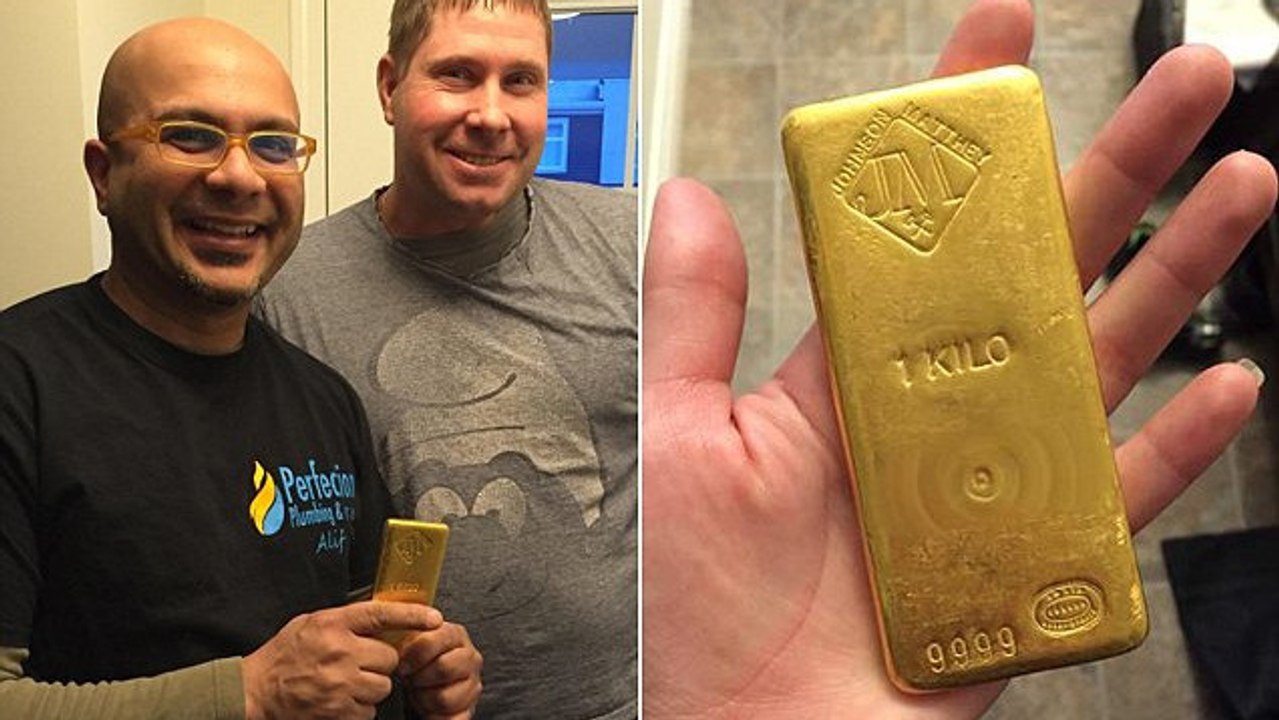 Des plombiers trouvent un lingot d'or en faisant des travaux dans la salle de bain d'un client