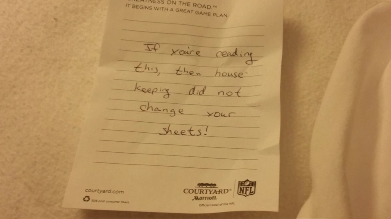 Il trouve un message angoissant et dégoûtant dans les draps du lit de sa chambre d'hôtel