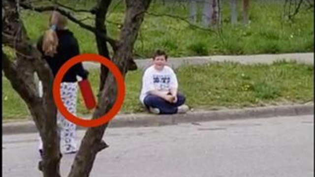 Une fille de 13 ans voit par la fenêtre un garçon se faire humilier sur le trottoir d'en face et lui apporte un cadeau