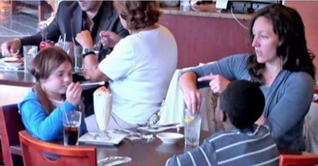 Une mère et sa fille se gavent mais laissent le fils adopté sans rien à manger