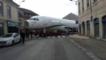Tarbes (Hautes-Pyrénées) : un Airbus coincé dans la rue bloque toute la circulation