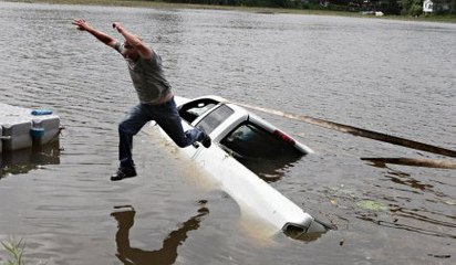 Comment sortir d'une voiture en train de couler : la technique infaillible