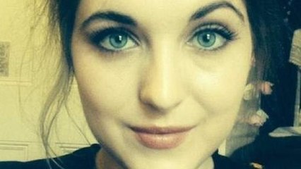 Avec son sourcil arqué, elle devient l'idole des internautes et fait craquer tous les hommes