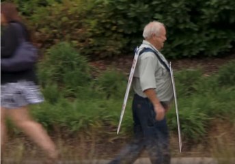 L'émouvante raison pour laquelle cet homme se promène avec une pancarte