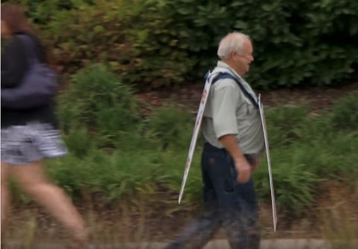 L'émouvante raison pour laquelle cet homme se promène avec une pancarte