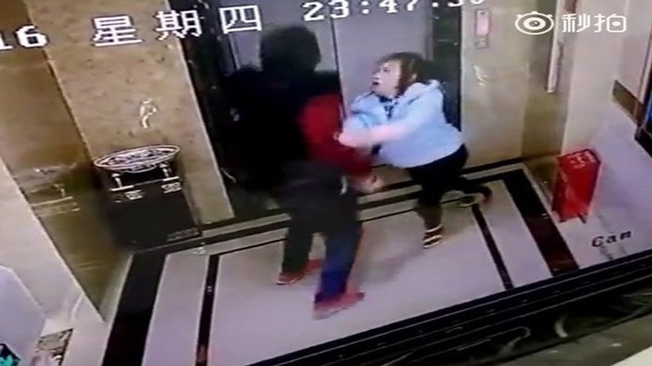 Ivre, un Chinois défonce la porte d’un ascenseur et finit par le regretter