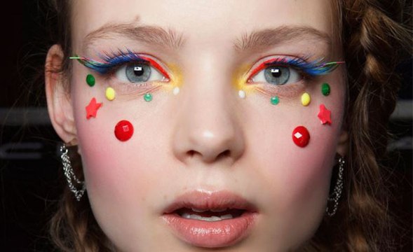 Les cils arc-en-ciel : la nouvelle tendance WTF qui cartonne sur Instagram !