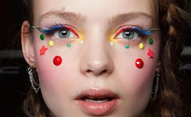 Les cils arc-en-ciel : la nouvelle tendance WTF qui cartonne sur Instagram !