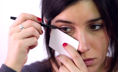 3 astuces pour réussir son maquillage avec une carte de crédit !