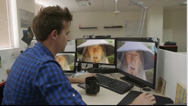 Ce gars est seul au bureau et se fait un petit plaisir !