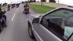 Ce conducteur essaye de forcer un cortège de motards mais il va vite le regretter...