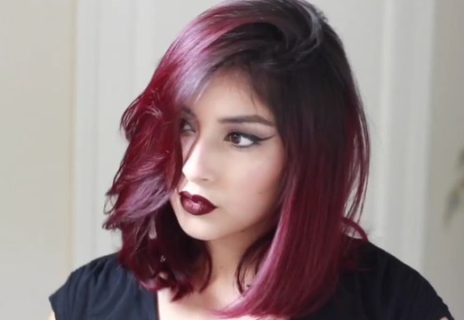 Le burgundy : la nouvelle tendance coloration qui revient en force !
