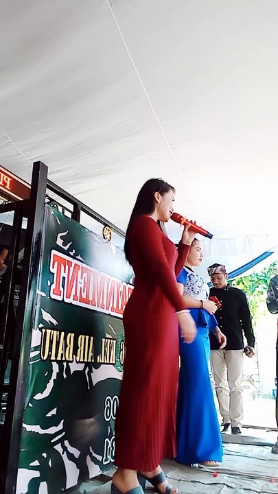 Haruskah berakhir  Duet Bareng Kru Adel Keren Banget