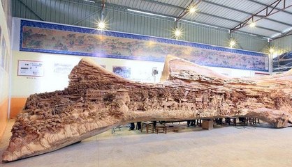 Il réalise une sculpture magnifique à partir d'un vieux tronc d'arbre