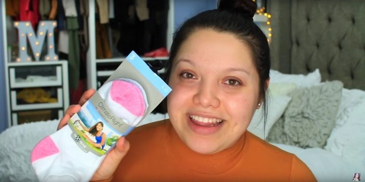 Cette youtubeuse beauté remplace son éponge à maquillage par une chaussette !
