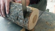 Cet homme coupe une bûche de bois en tranches... Regardez ce qu'il en fait !