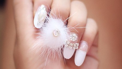 La tendance manucure WTF : le nail art pompon