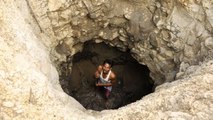 Pendant 40 jours, il creuse seul un puits pour que sa famille puisse avoir accès à l'eau