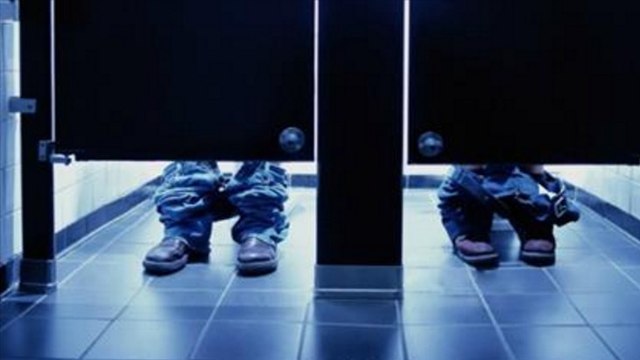 Vous vous êtes déjà demandés pourquoi les portes des toilettes publiques ne vont pas jusqu'en bas? Voici la réponse