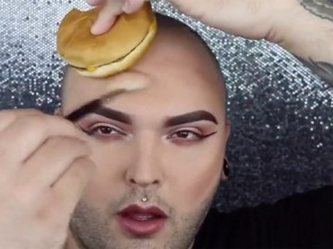 Il se maquille avec de la nourriture de fast-food et fait le buzz !