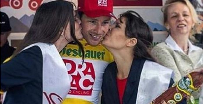 Cyclisme: la pose très suggestive de ce coureur et de ces deux hôtesses avec un salami sur le podium du tour d'Autriche fait le buzz !