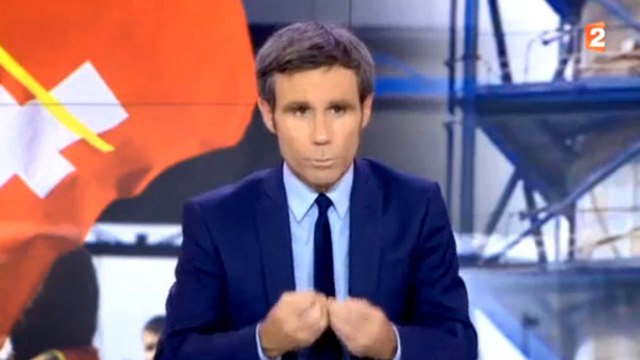 En plein direct du journal télévisé, David Pujadas oublie les micros et s'embrouille avec un collègue