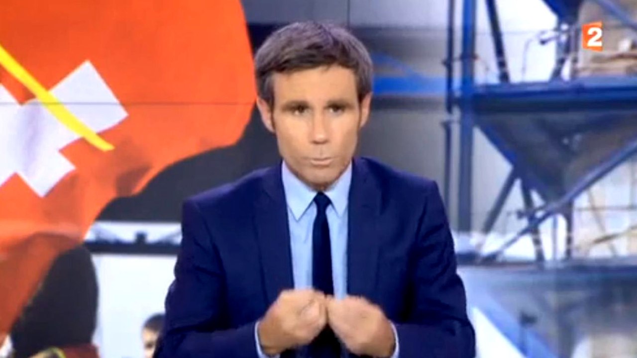 En plein direct du journal télévisé, David Pujadas oublie les micros et s'embrouille avec un collègue