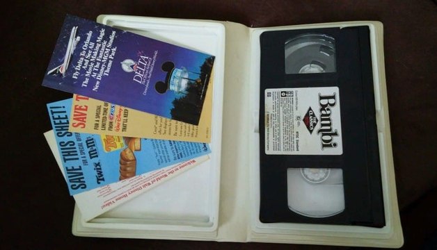 Elle voulait jeter ses vieilles cassettes vidéo mais fait une énorme découverte