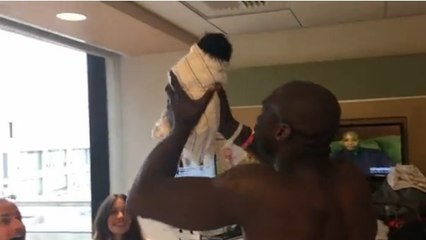 Emu par la naissance de sa fille, ce papa recrée la scène mythique du Roi Lion !