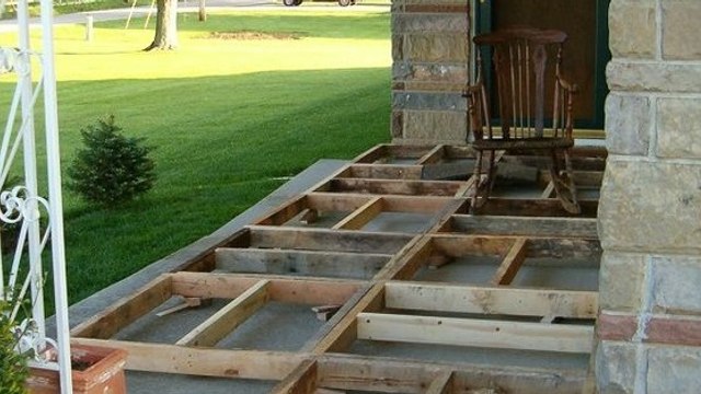 Un couple utilise des palettes en bois pour fabriquer une magnifique terrasse