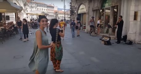 Un homme encourage sa fille à danser dans la rue, admirez le spectacle!