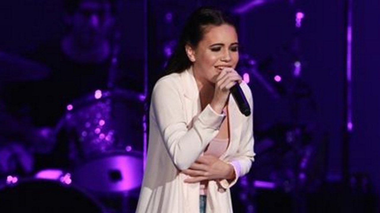 Décès de Christina Grimmie : bouleversée, Selena Gomez craque en plein concert en évoquant son amie disparue