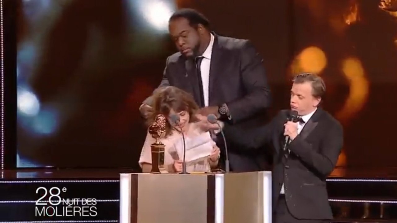 Alex Lutz utilise le "Touchi Toucha" pour raccourcir les discours interminables de la Nuit des Molières