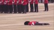Anniversaire d'Elizabeth II: un garde fait un malaise et s'écroule en plein défilé