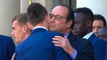 Pourquoi François Hollande n'a embrassé que Laurent Koscielny en recevant les Bleus ?