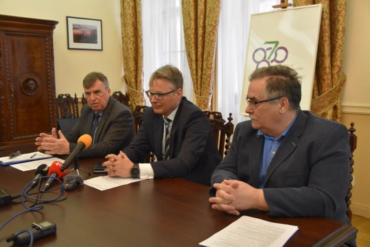 Gazeta Lubuska. Konferencja prasowa dot. ogłoszonego konkursu w zakresie obchodów 800-lecia powstania Zielonej Góry i 700-lecia uzyskania praw miejskich.