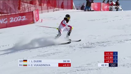 Grosse frayeur : en plein slalom, la Bulgare Eva Vukadinova manque de percuter un traceur | JO 2022