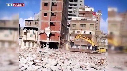 Suudi Arabistan'da bina iş makinesinin üzerine devrildi