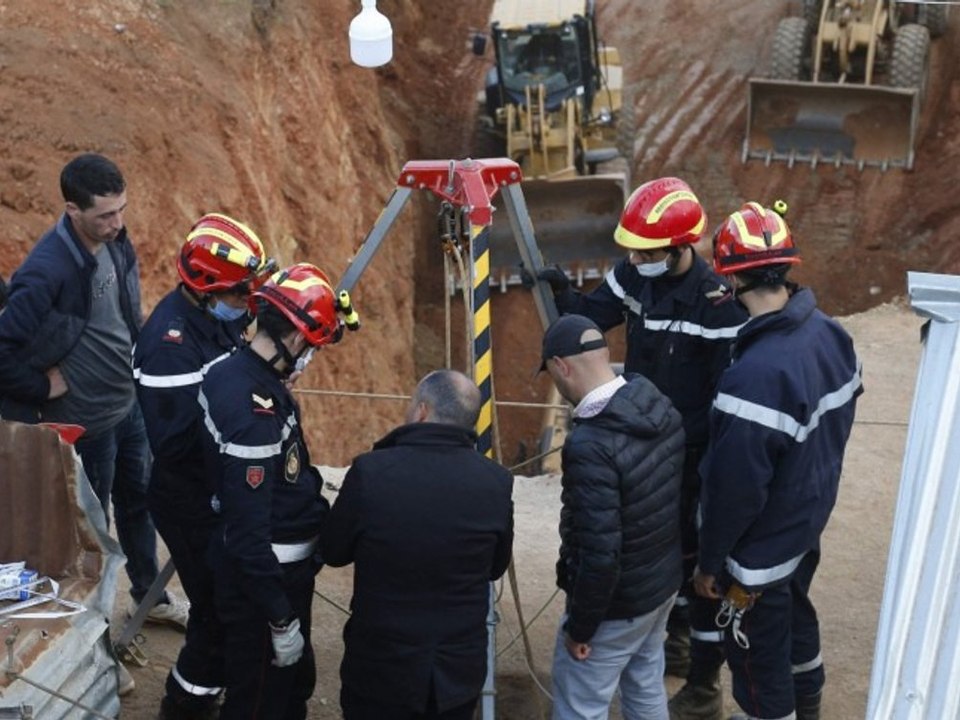 In 32 Meter tiefen Brunnen gestürzt: Retter graben nach kleinem Jungen