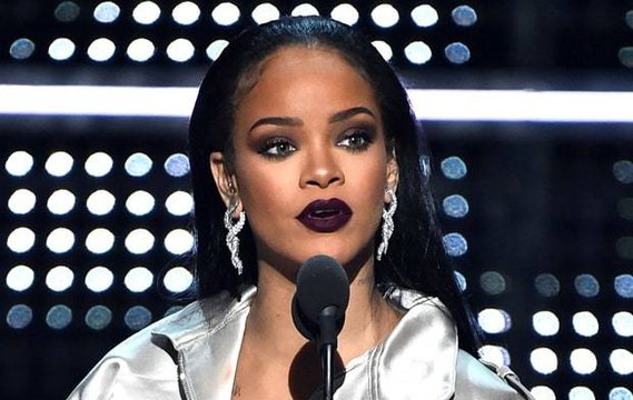 Rihanna change de coupe de cheveux et opte pour de longues dreadlocks