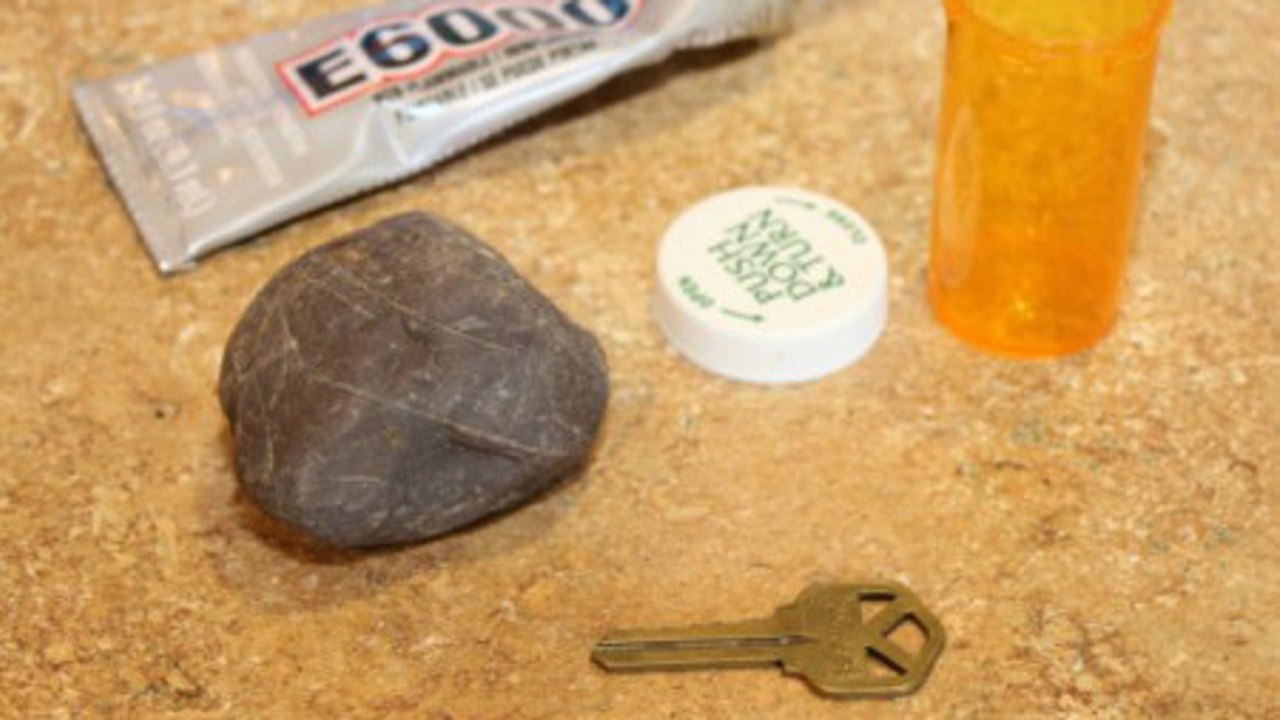 Grâce à cette astuce, vous pourrez cacher un double de vos clés dans le jardin