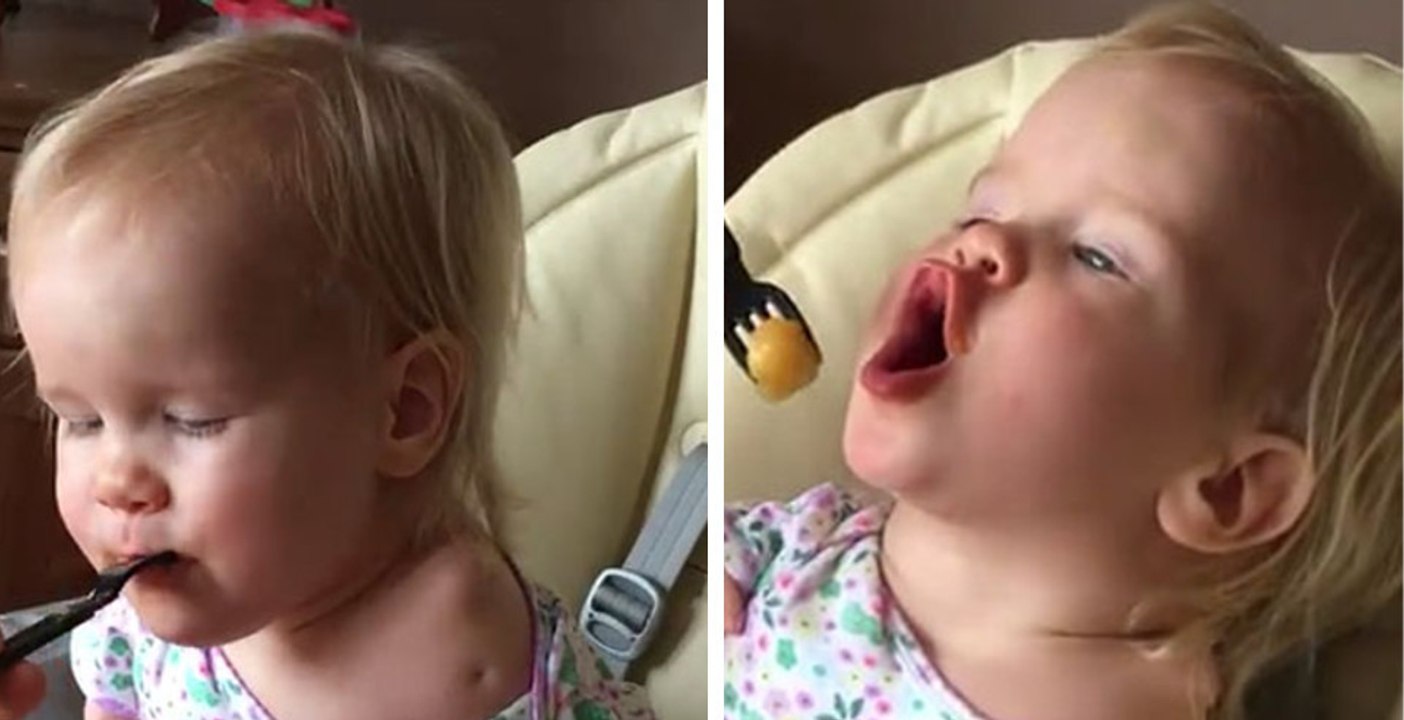 Cette petite fille sans bras a trouvé une manière de manger bien à elle