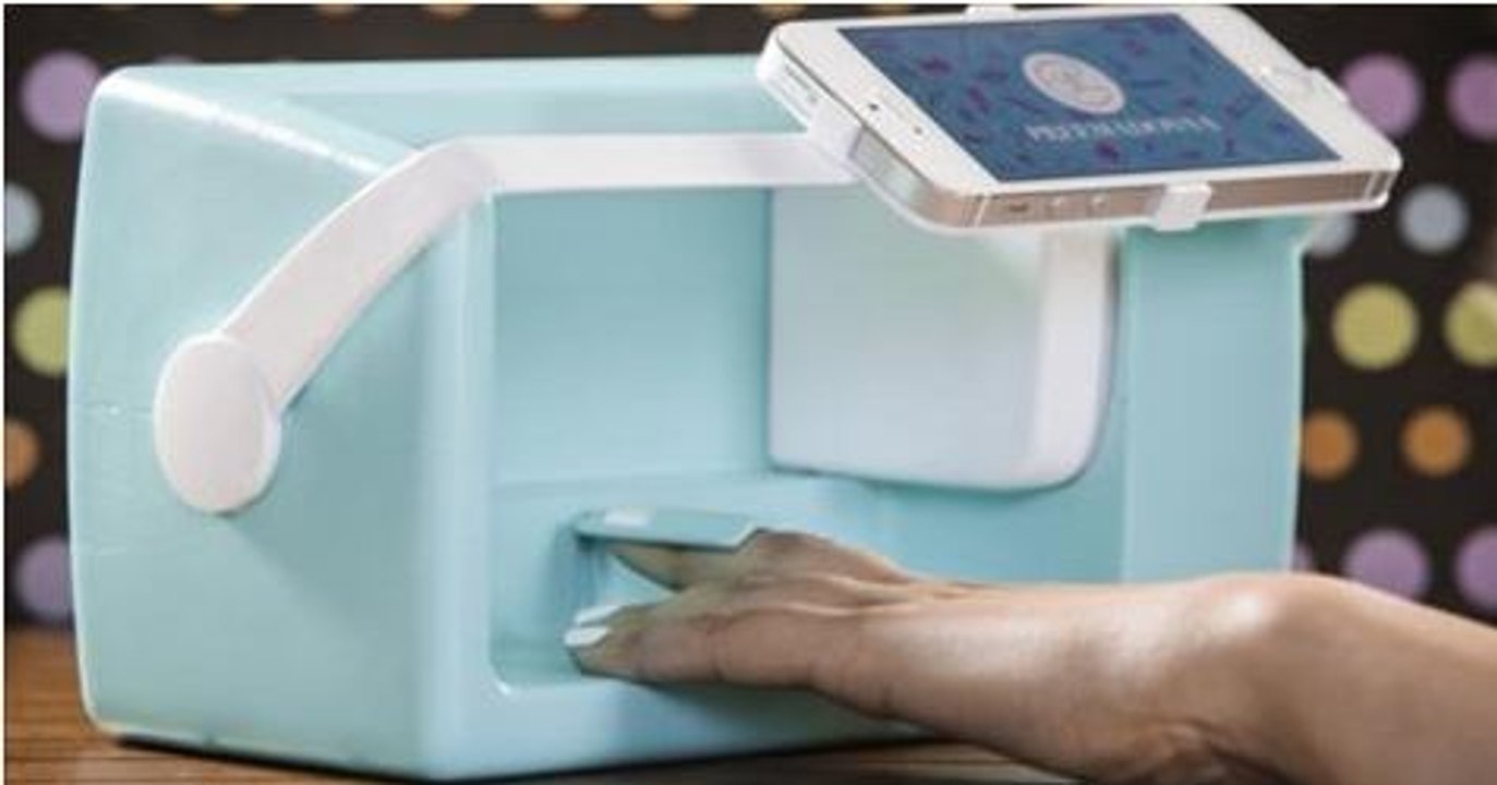 Nailbot : l'imprimante connectée qui reproduit vos motifs préférés sur vos ongles