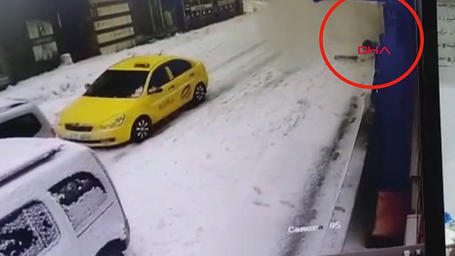 Çatıdan düşen kar kütlesiyle yaralandı
